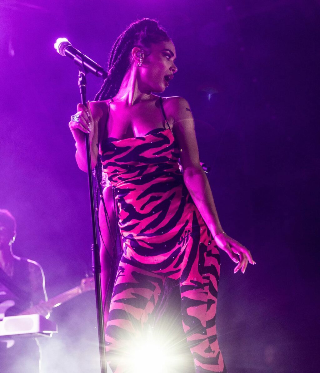 Elodie, la regina della musica pop italiana! Con la sua voce potente e le sue performance...