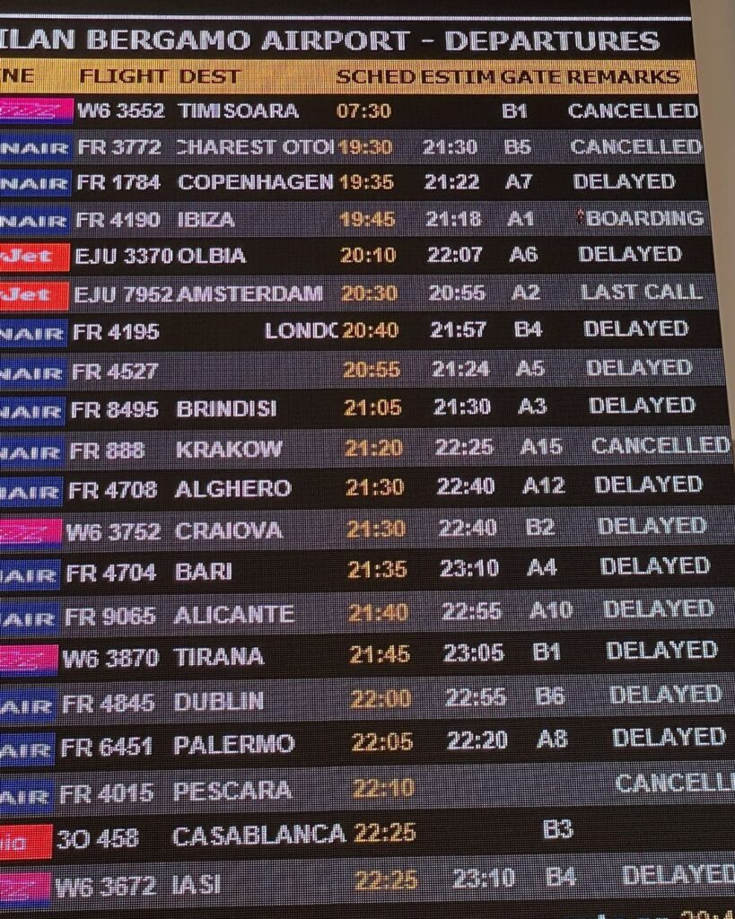 Selvaggia Lucarelli, Questa è la situazione ad Orio, aeroporto di Bergamo, oggi. Voli cancellati e in… su Instagram per i suoi fan