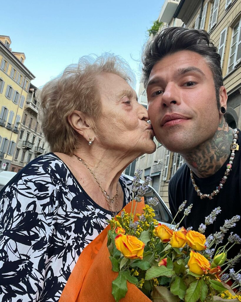 Fedez, Cena romantica con la nonna… su Instagram stupisce i suoi fan