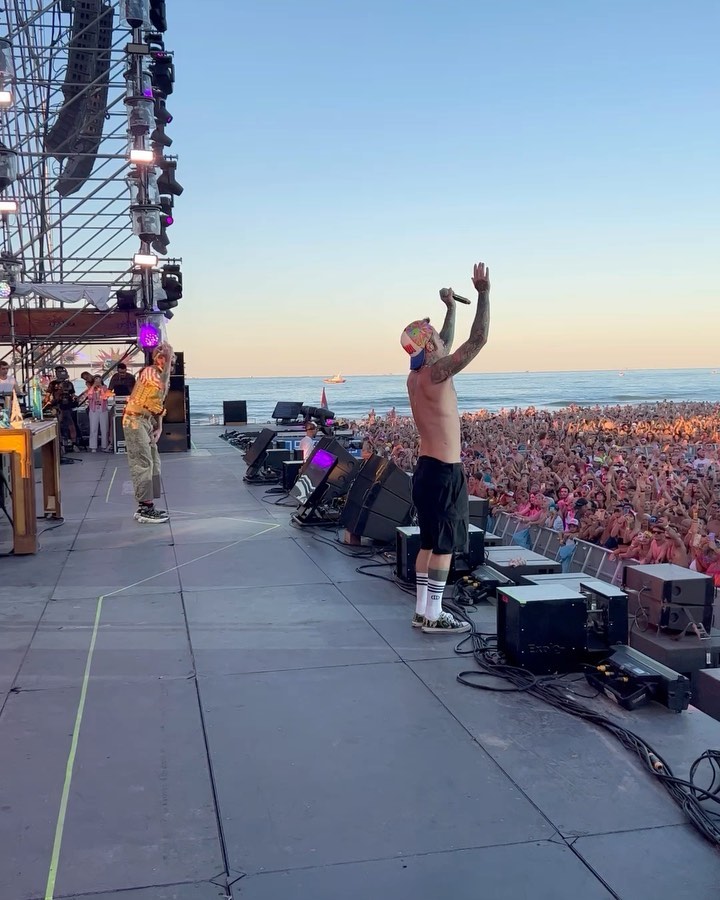 Fedez La vita senza Jova dimmi tu che vita è!
Grazie e tutto il pubblico per l’accog...