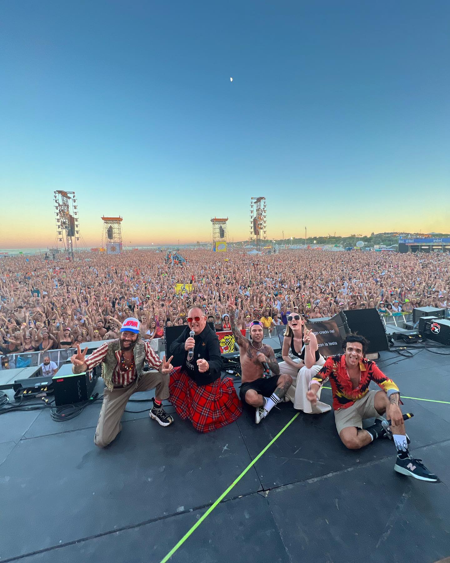 Fedez La vita senza Jova dimmi tu che vita è!
Grazie e tutto il pubblico per l’accog...