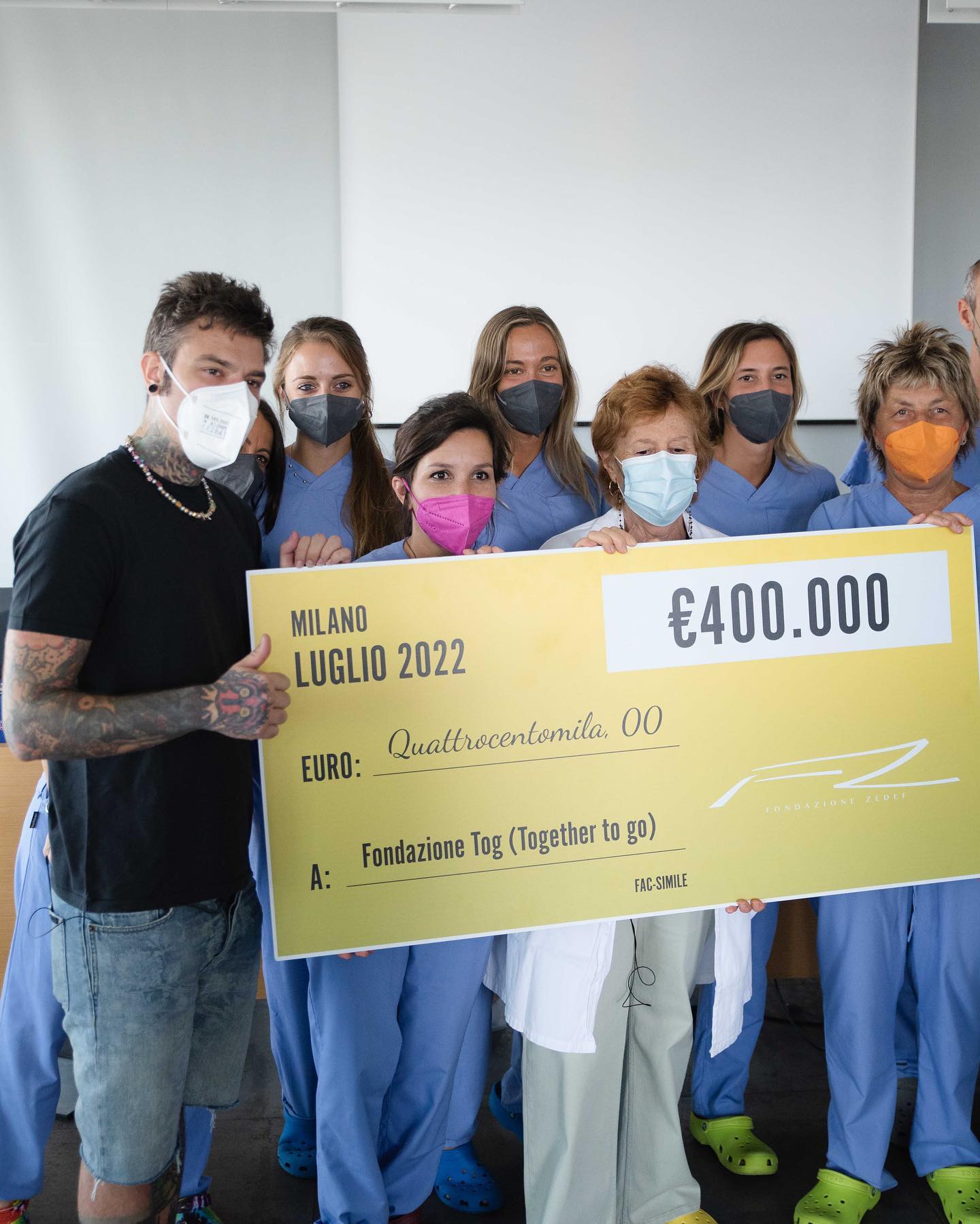 Fedez Oggi sono andato a trovare i bambini e le bambine di per consegnare l’assegno d...