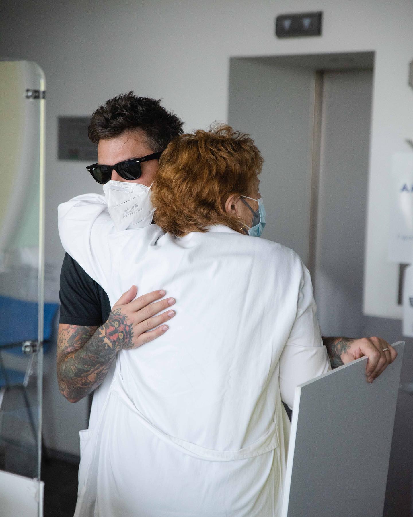 Fedez Oggi sono andato a trovare i bambini e le bambine di per consegnare l’assegno d...