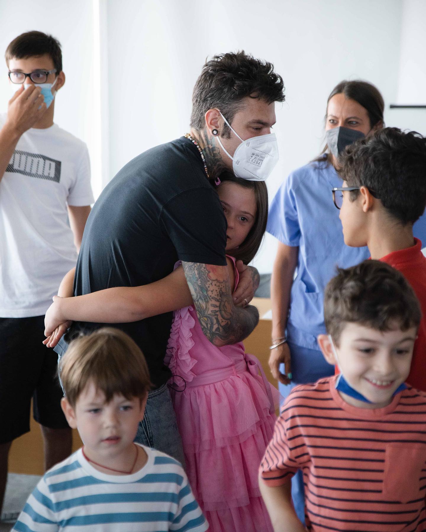 Fedez Oggi sono andato a trovare i bambini e le bambine di per consegnare l’assegno d...