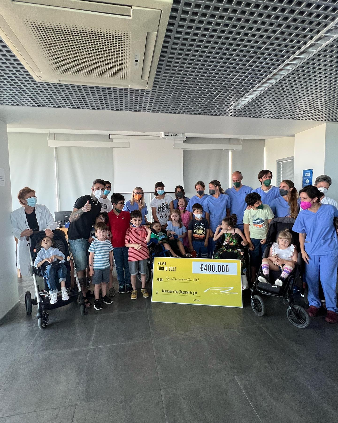 Fedez Oggi sono andato a trovare i bambini e le bambine di per consegnare l’assegno d...