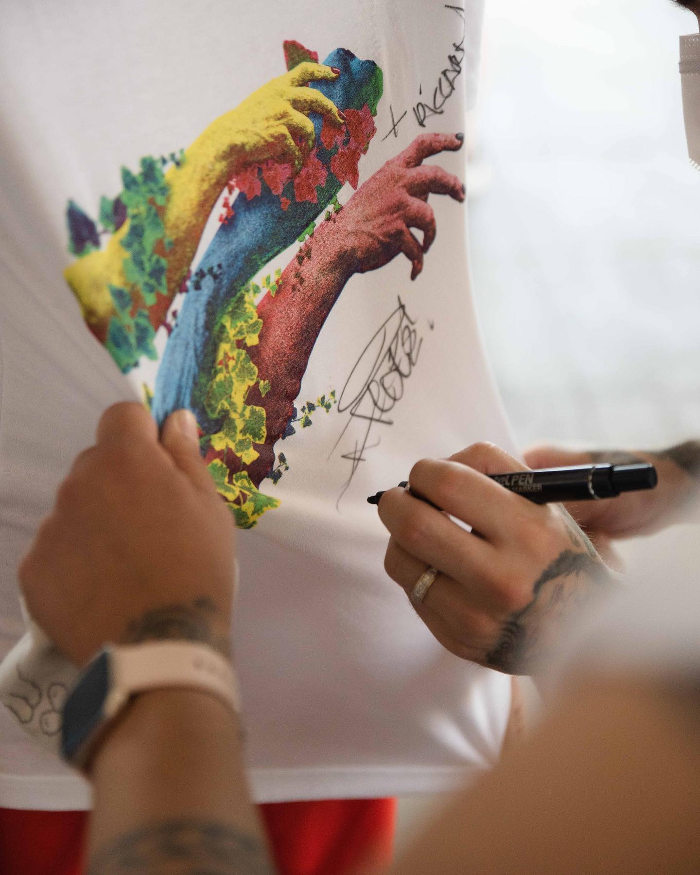 Fedez Oggi sono andato a trovare i bambini e le bambine di per consegnare l’assegno d...