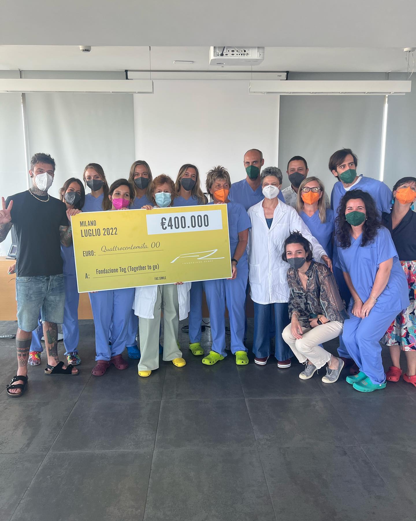 Fedez Oggi sono andato a trovare i bambini e le bambine di per consegnare l’assegno d...