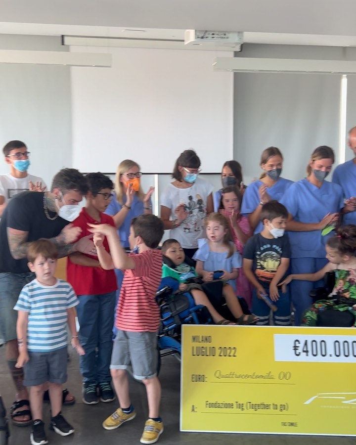 Fedez Oggi sono andato a trovare i bambini e le bambine di per consegnare l’assegno d...