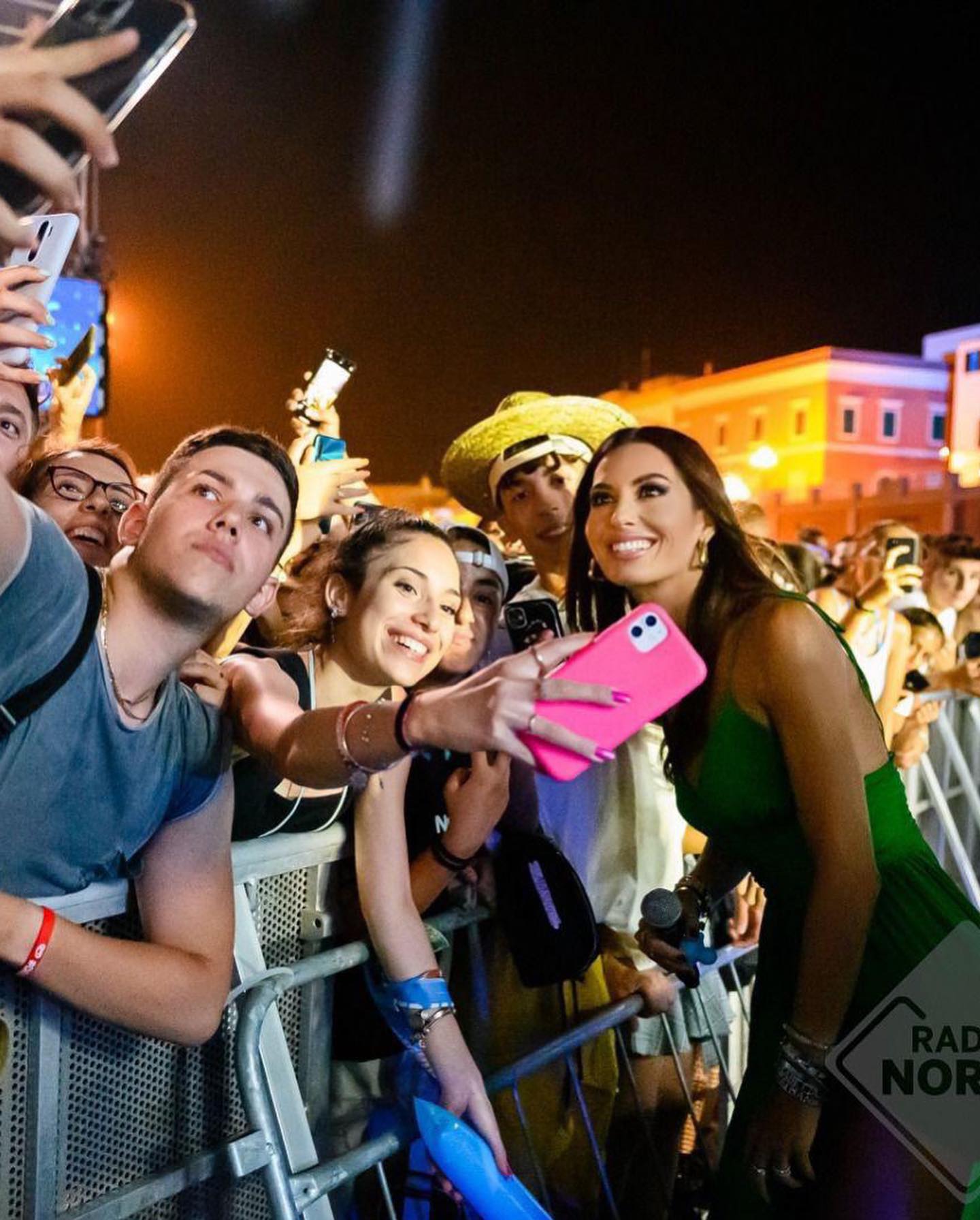 Elisabetta Gregoraci Siamo alla 3ª tappa di  !
I vostri occhi, i vostri Cuori.. li vedo!
Le vostre m...