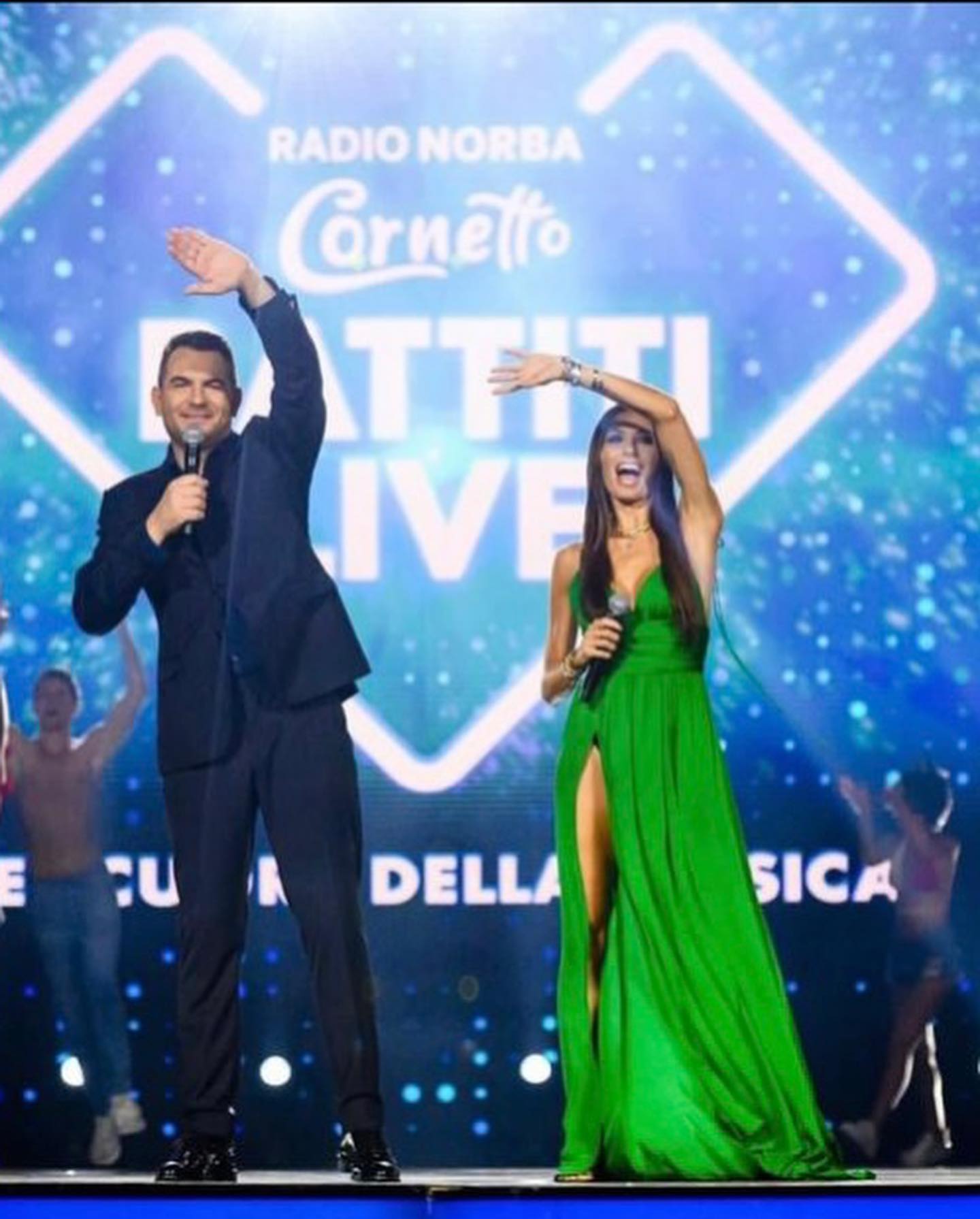 Elisabetta Gregoraci Siamo alla 3ª tappa di  !
I vostri occhi, i vostri Cuori.. li vedo!
Le vostre m...