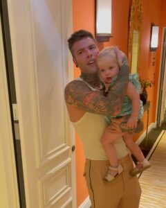 Ma Fedez, che personaggio! Sempre pronto a stupirci con le sue stravaganze e dichiarazioni fuori dal...