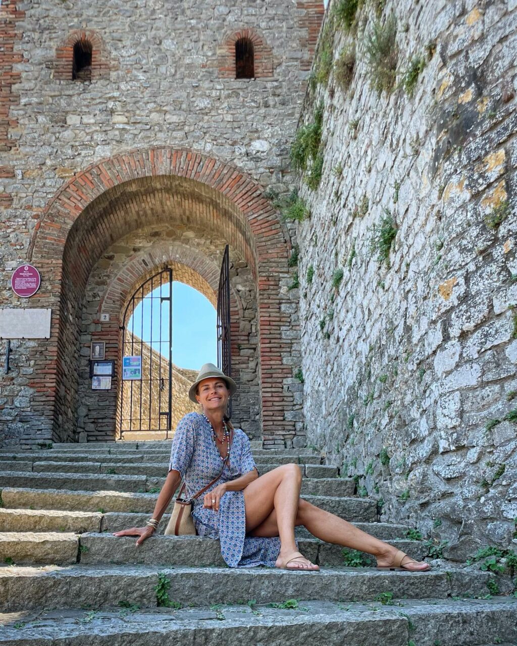 Martina Colombari, icona di bellezza e simpatia, ha conquistato il pubblico con il suo sorriso...