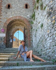 Martina Colombari, Oggi in gita nell’ entroterra romagnolo – LA ROCCA DEGLI ETERNI AMANTI “Castello… su Instagram per i suoi fan