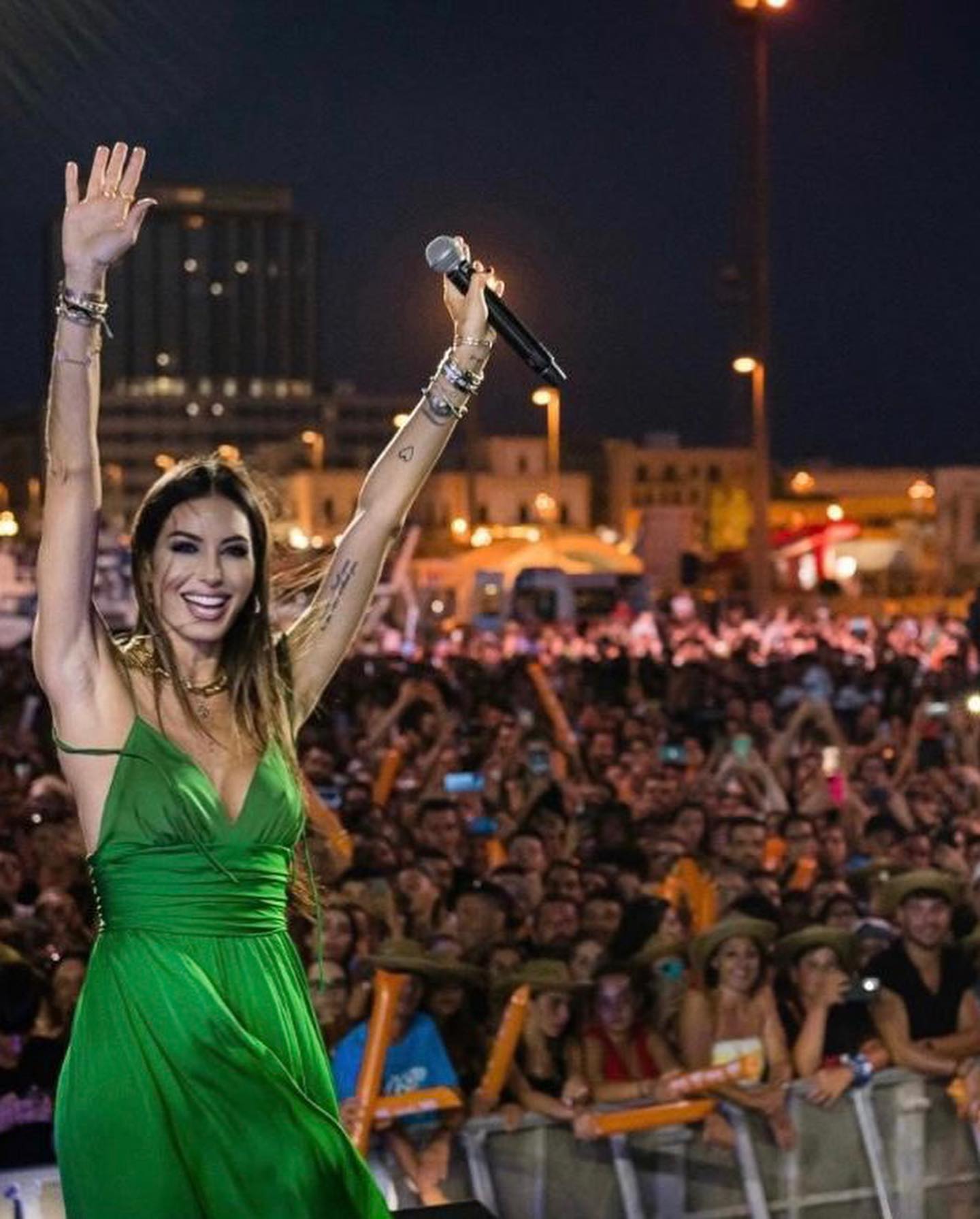Elisabetta Gregoraci Siamo alla 3ª tappa di  !
I vostri occhi, i vostri Cuori.. li vedo!
Le vostre m...