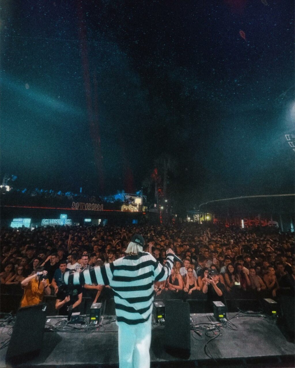 Rose Villan, la regina dell'ironia e del sarcasmo, è come un mix tra un unicorno colorato e una...