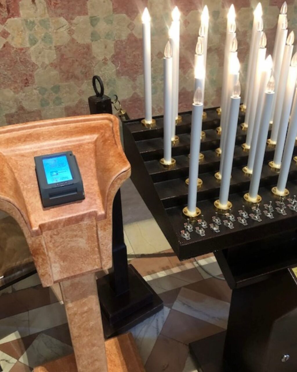 Selvaggia Lucarelli, In chiesa ad Assisi puoi accendere la candela col pos…. su Instagram delizia i suoi fan