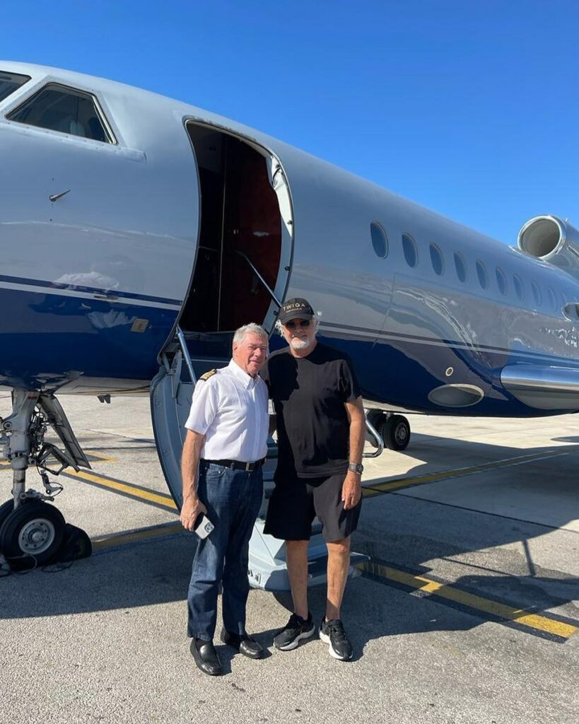 Flavio Briatore, Leaving Mykonos, destination Costa Smeralda… su Instagram per i suoi fan