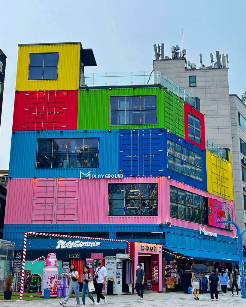 Selvaggia Lucarelli, A Seoul in questi giorni  il cielo è una tela su cui la città disegna quel che v… su Instagram per i suoi fan