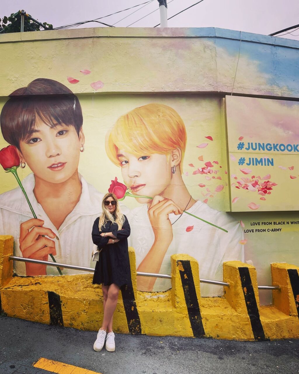 Selvaggia Lucarelli, Il potere dei BTS è tale che se fai una foto con loro sembri quasi alta e sorret… su Instagram per i suoi fan