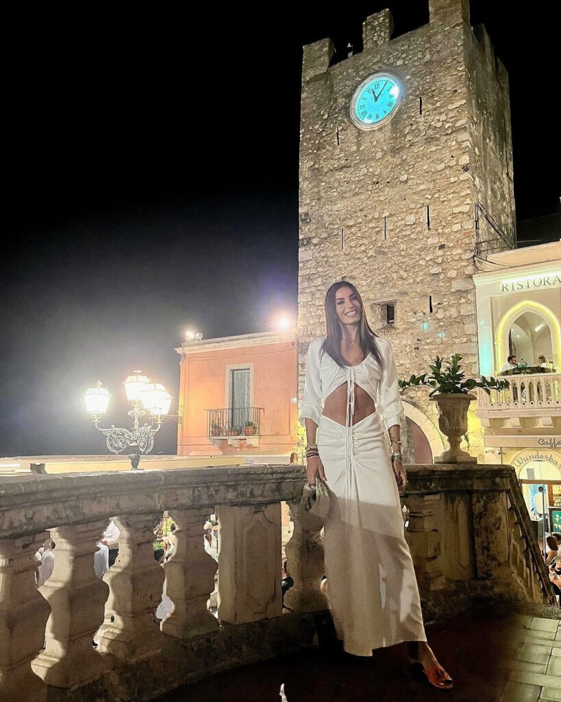 Elisabetta Gregoraci, • Ci sono posti che porti sempre nel cuore .. ricordi lontani sempre presenti ….. su Instagram delizia i suoi fan