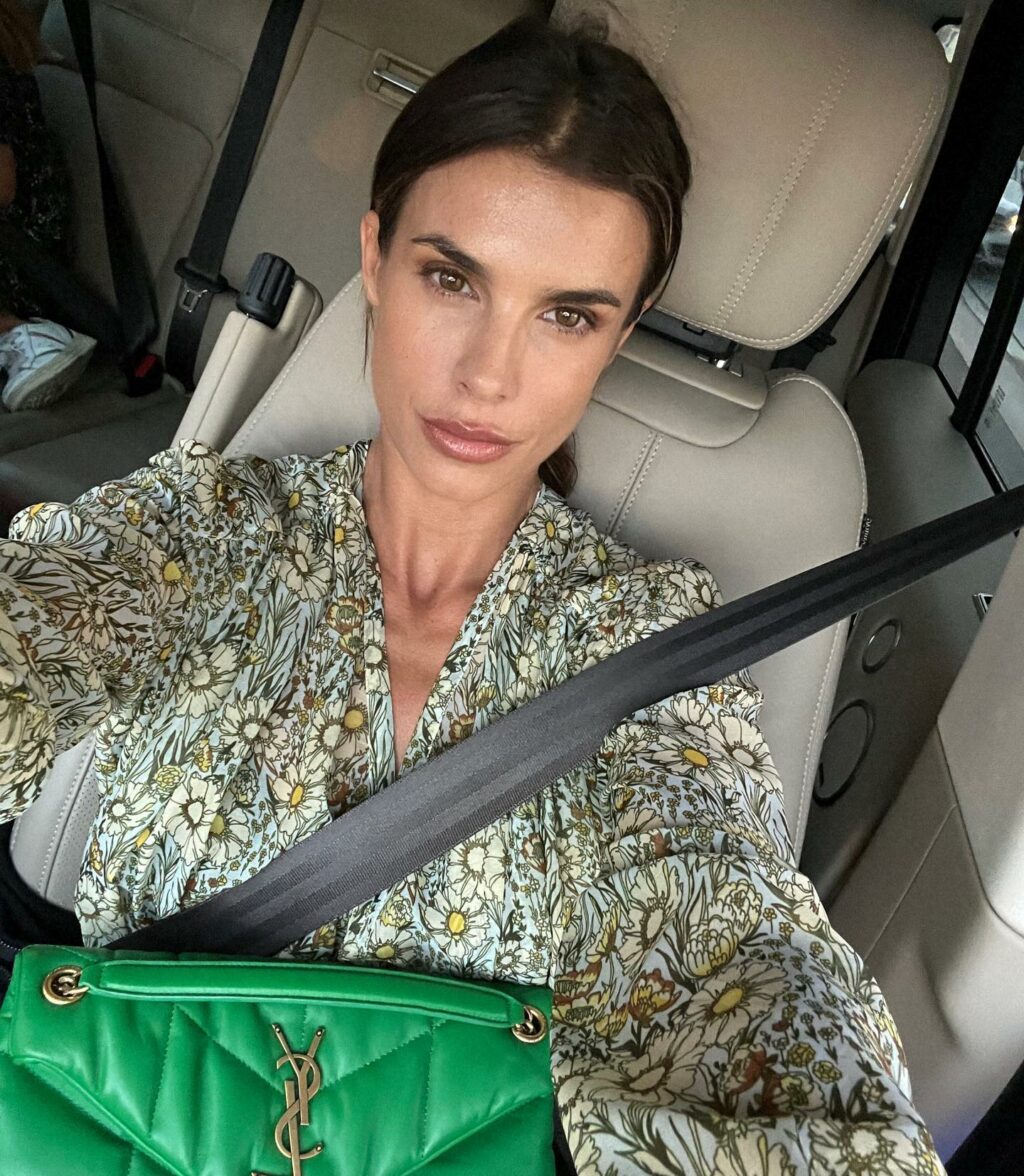 Elisabetta Canalis, … su Instagram delizia i suoi fan