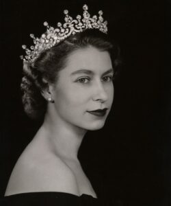 Cari lettori, oggi ci immergeremo nel meraviglioso mondo di Elisabetta Canalis, icona di stile...