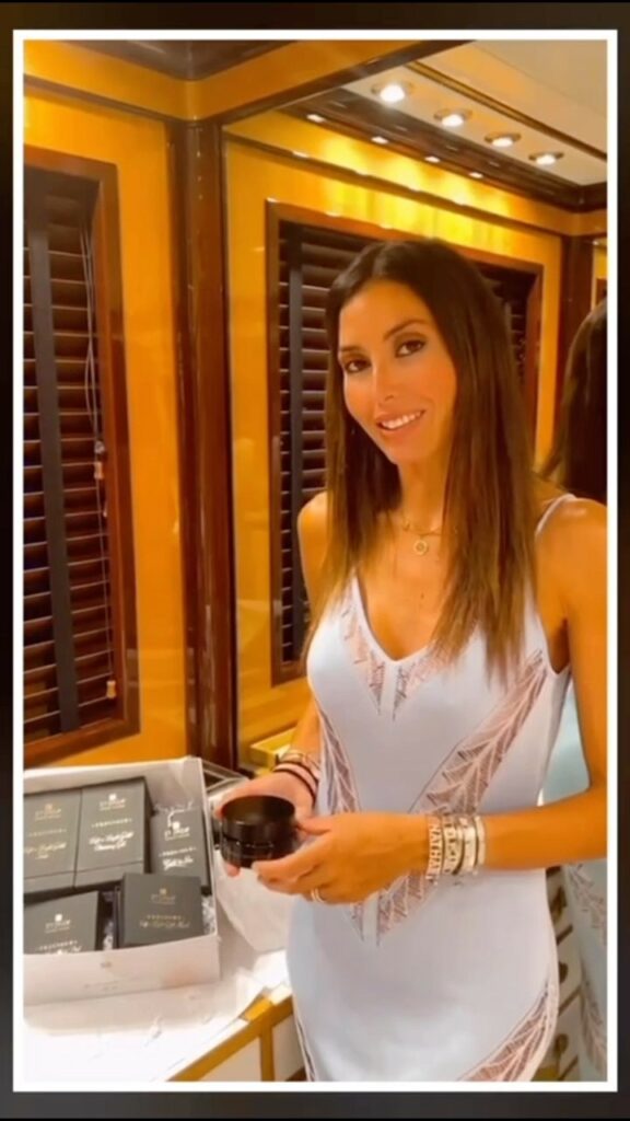 Elisabetta Gregoraci, Gold Mask di  una trattamento che sto usando da un po’ di tempo veramente innova… su Instagram incanta i suoi fan