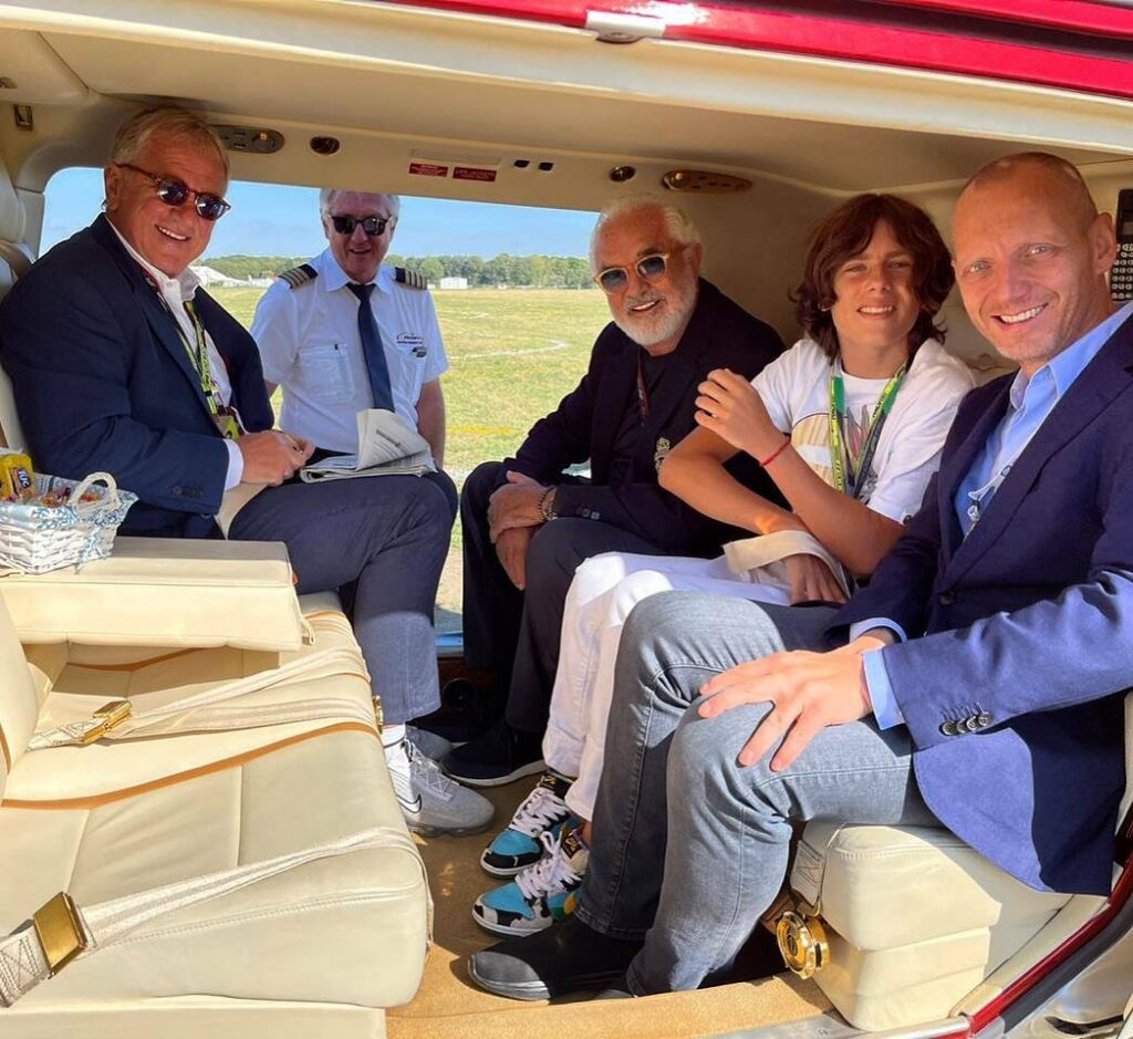 Caro amico, oggi ti parlerò di un personaggio che fa parlare sempre di sé, come un'orchestra di...