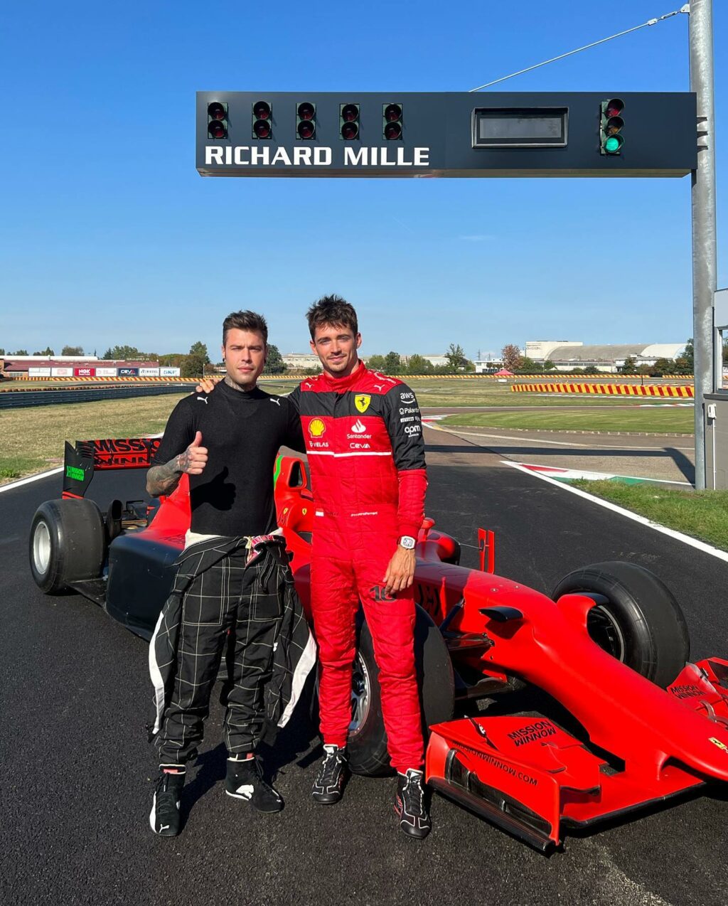 Era una giornata come tante altre, Fedez si svegliò con la consueta capigliatura improponibile e...