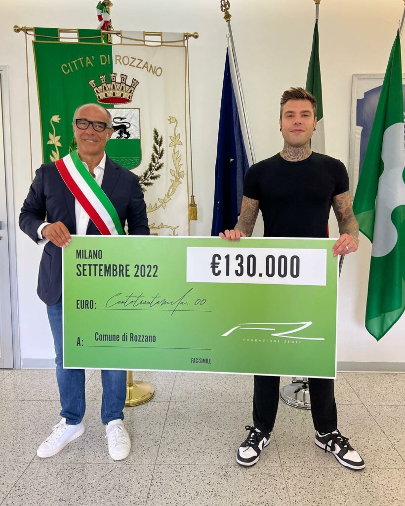 Fedez, Oggi ho consegnato presso il comune di Rozzano l’assegno da 130mila euro che la … su Instagram saluta i suoi fan