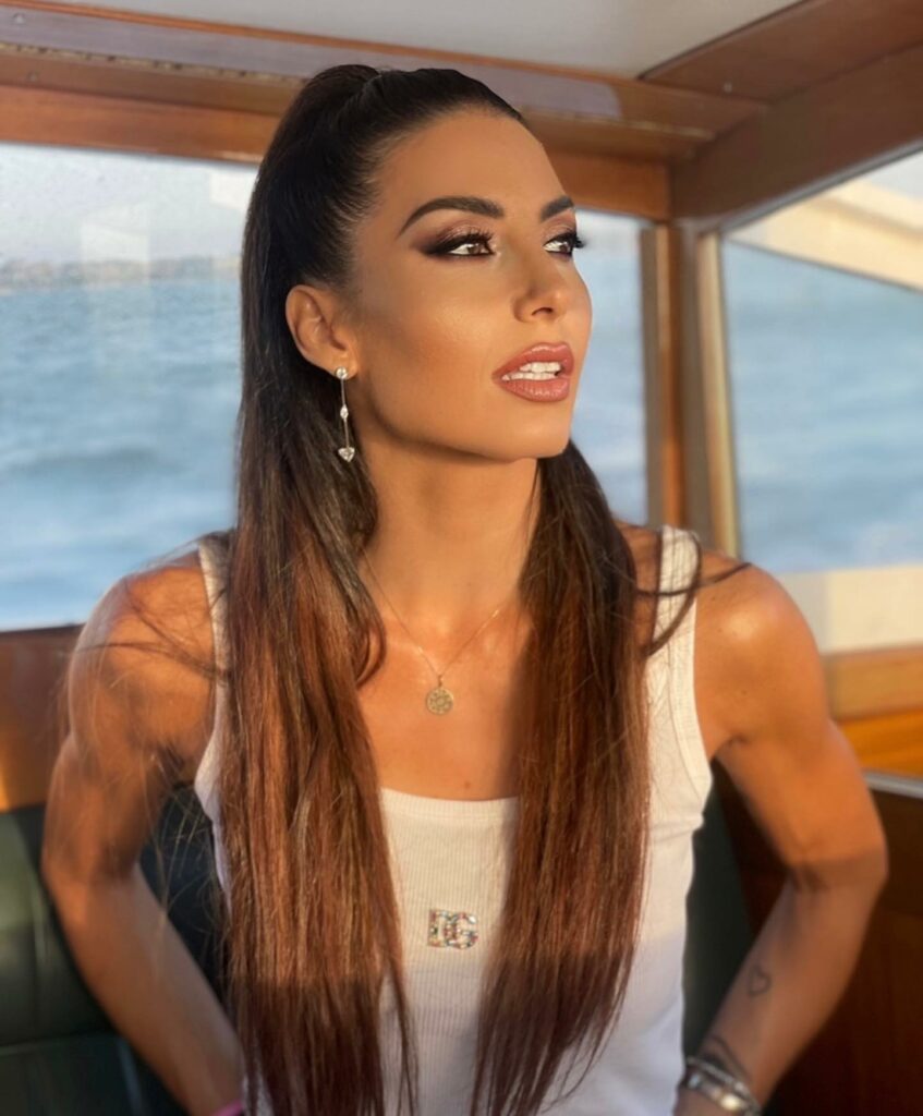 Elisabetta Gregoraci, • “Se con un tacco ti vedrai alta, con l’amore per te stessa ti vedrai immensa.”… su Instagram incanta i suoi fan