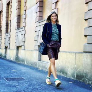 Vi presento Martina Colombari, la regina del glamour e della bellezza. Con i suoi capelli biondi che...