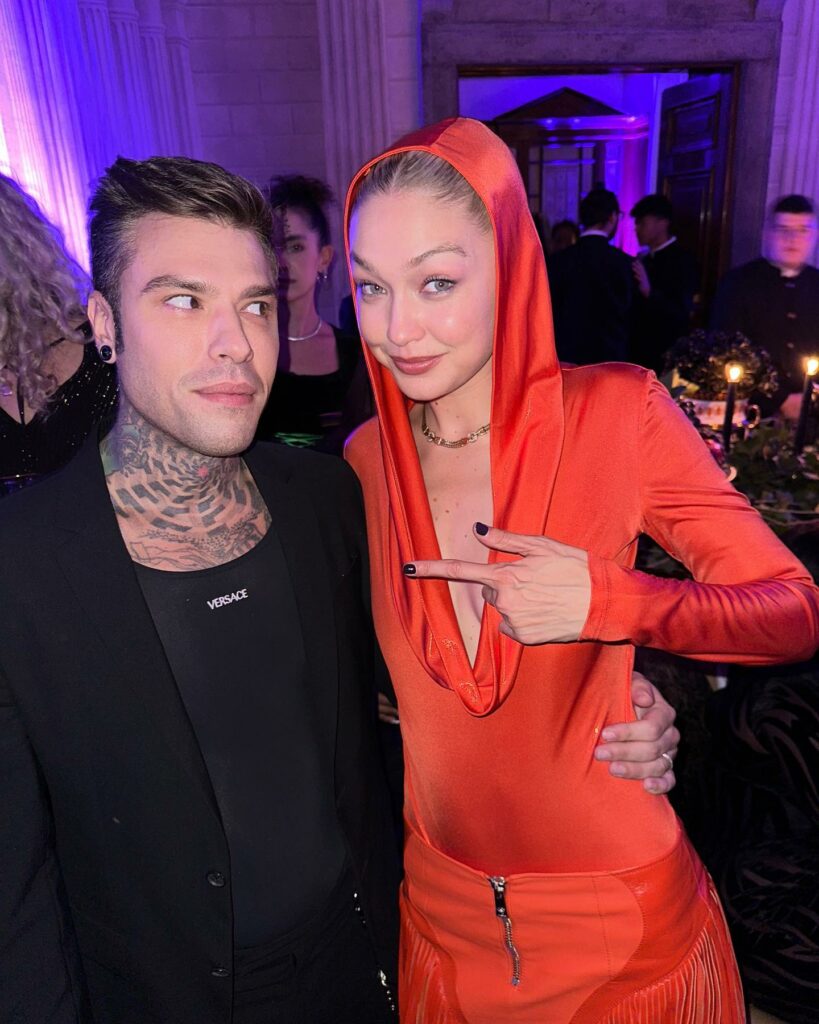 Fedez, Esiste un universo parallelo dove Gigi Hadid ogni anno mi chiede la foto… su Instagram incanta i suoi fan