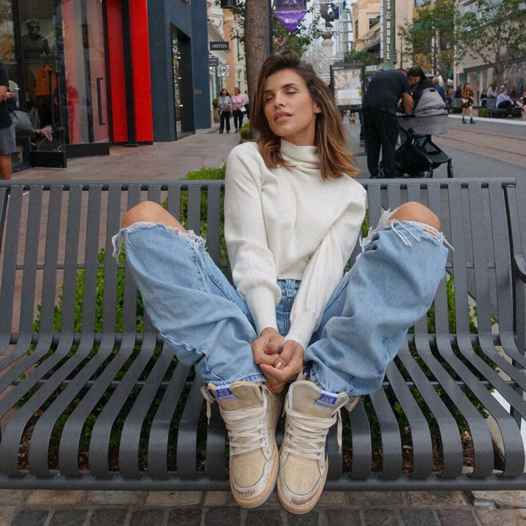 C'è chi, nel vasto universo delle celebrities, si fa notare per la sua bellezza mozzafiato, la sua...