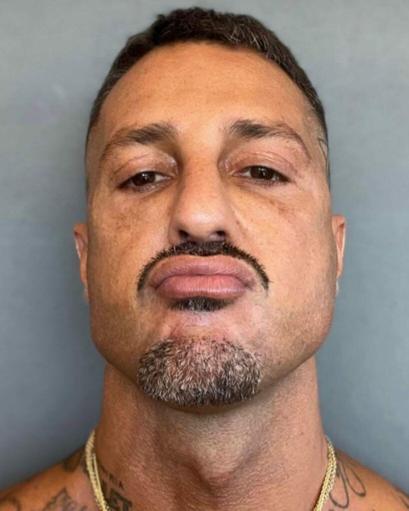 Fabrizio Corona, PER UNO COME ME CI VORREBBERO 2 SPUNTE BLU…. su Instagram per i suoi fan