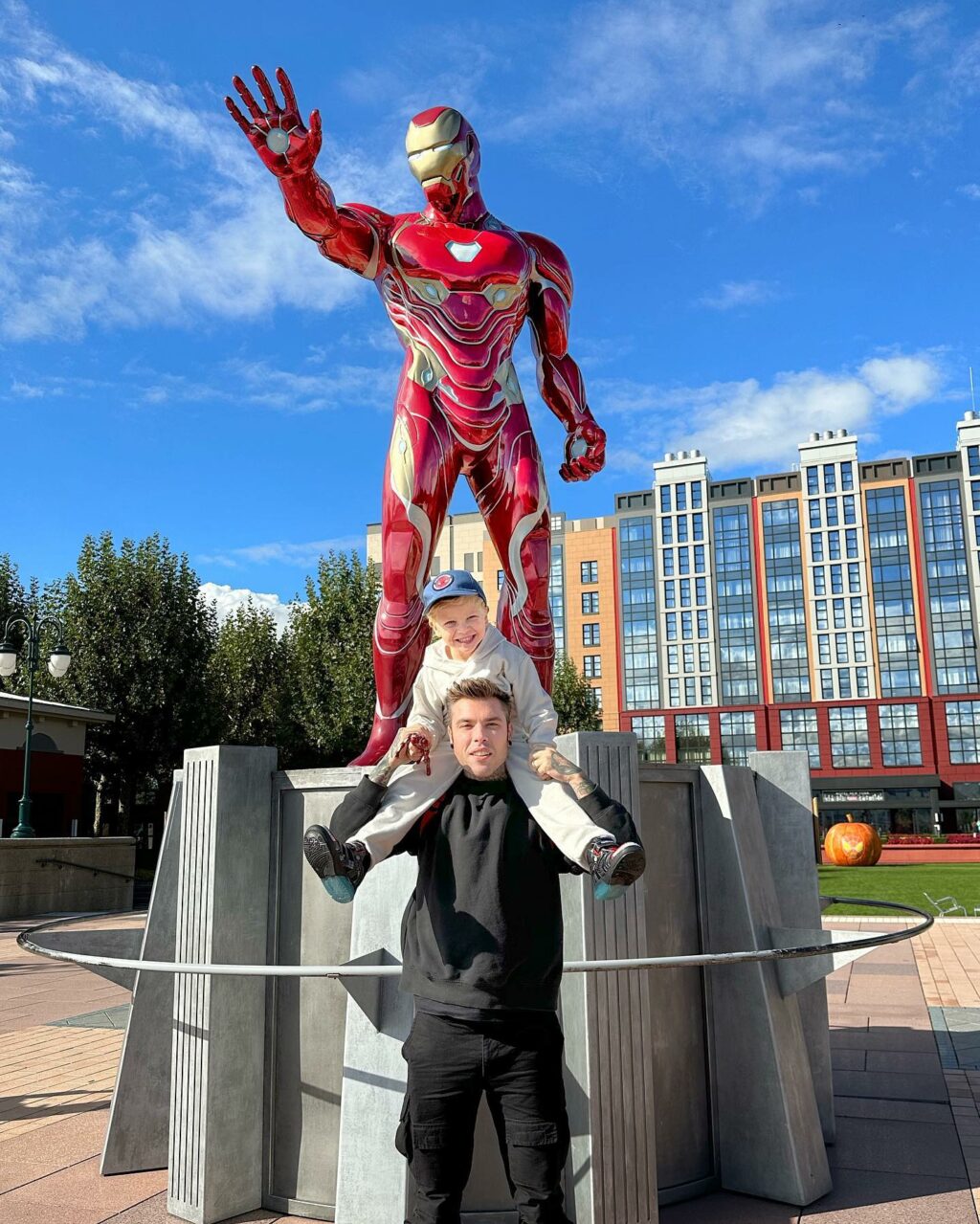 Fedez, I miei figli mi hanno portato a Disneyland… su Instagram per i suoi fan