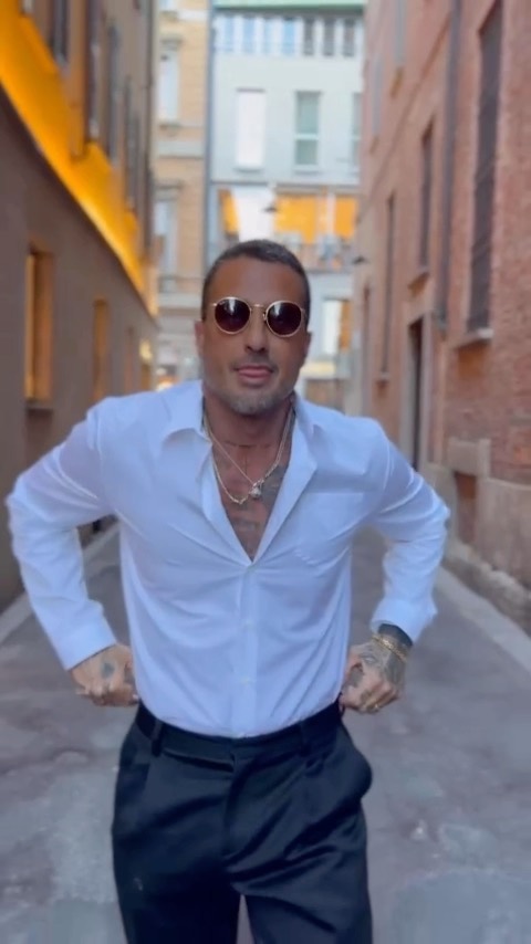 Fabrizio Corona, FELICE DI ESSERE FUORI DA OGNI CIRCUITO, DA OGNI GRUPPO DI FINTI AMICI, DA OGNI … su Instagram incanta i suoi fan