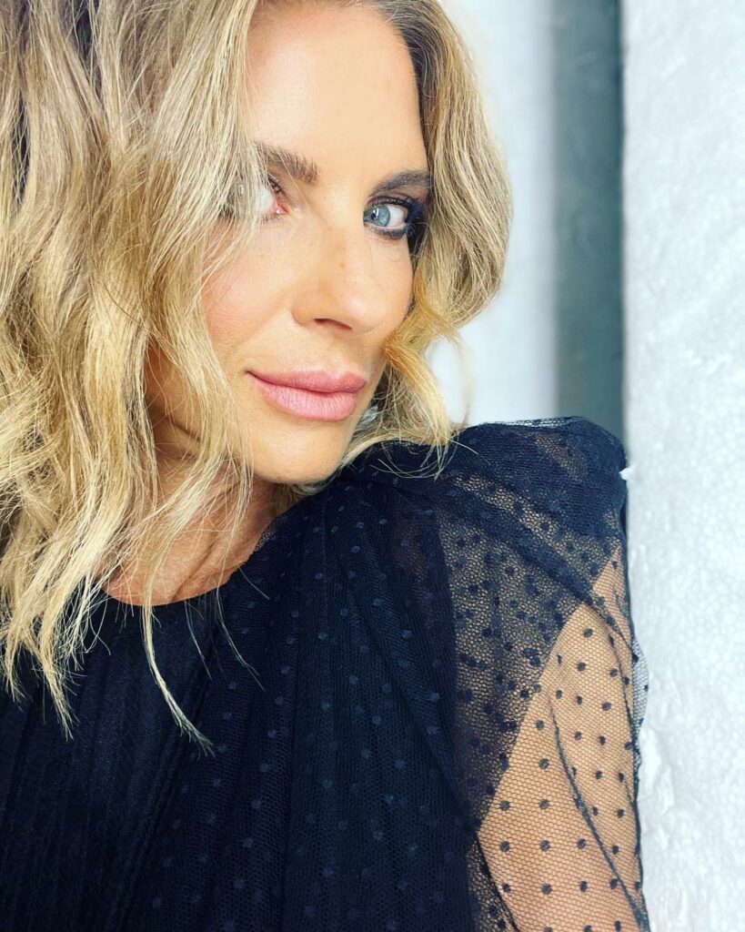 Martina Colombari, Viva l’eleganza di scambiarsi ancora sguardi… su Instagram stupisce i suoi fan