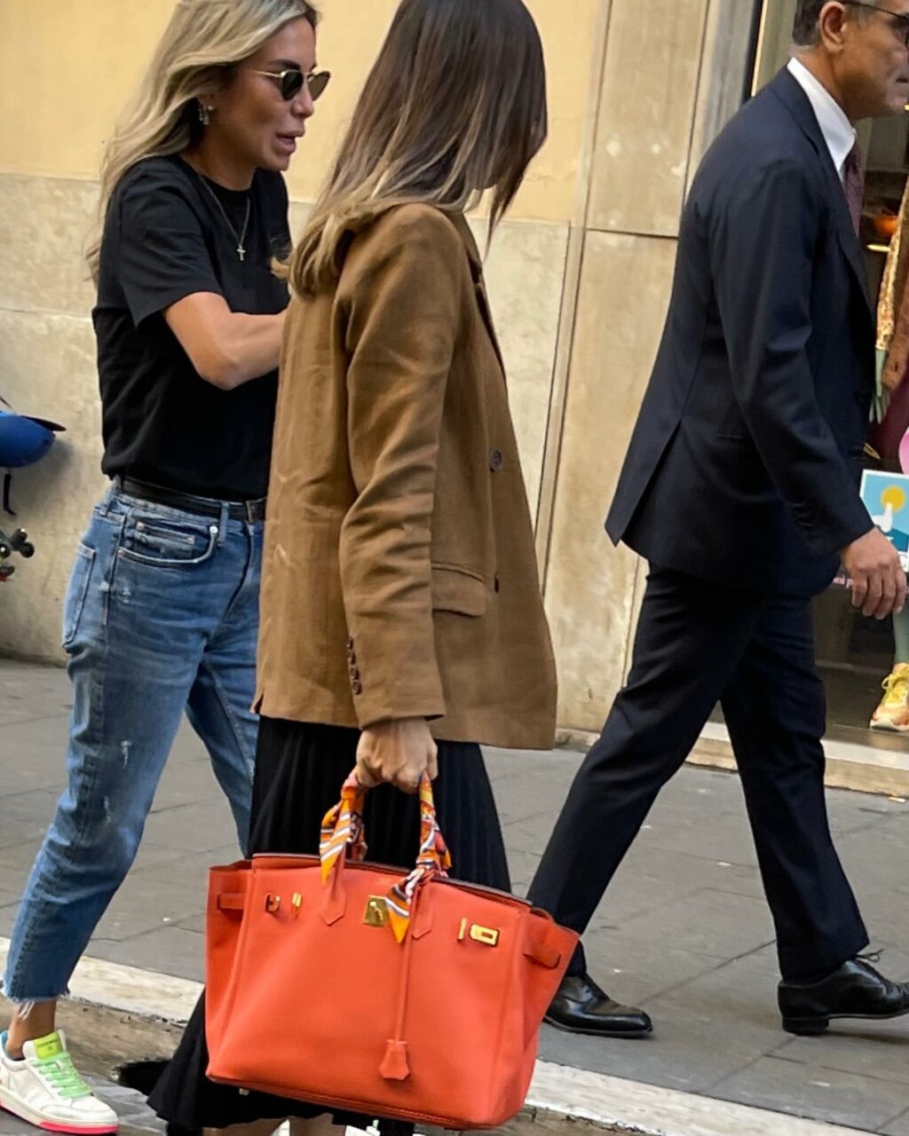 Selvaggia Lucarelli, Chiarisco meglio la storia di questa foto che ho messo nelle storie perché sta c… su Instagram incanta i suoi fan