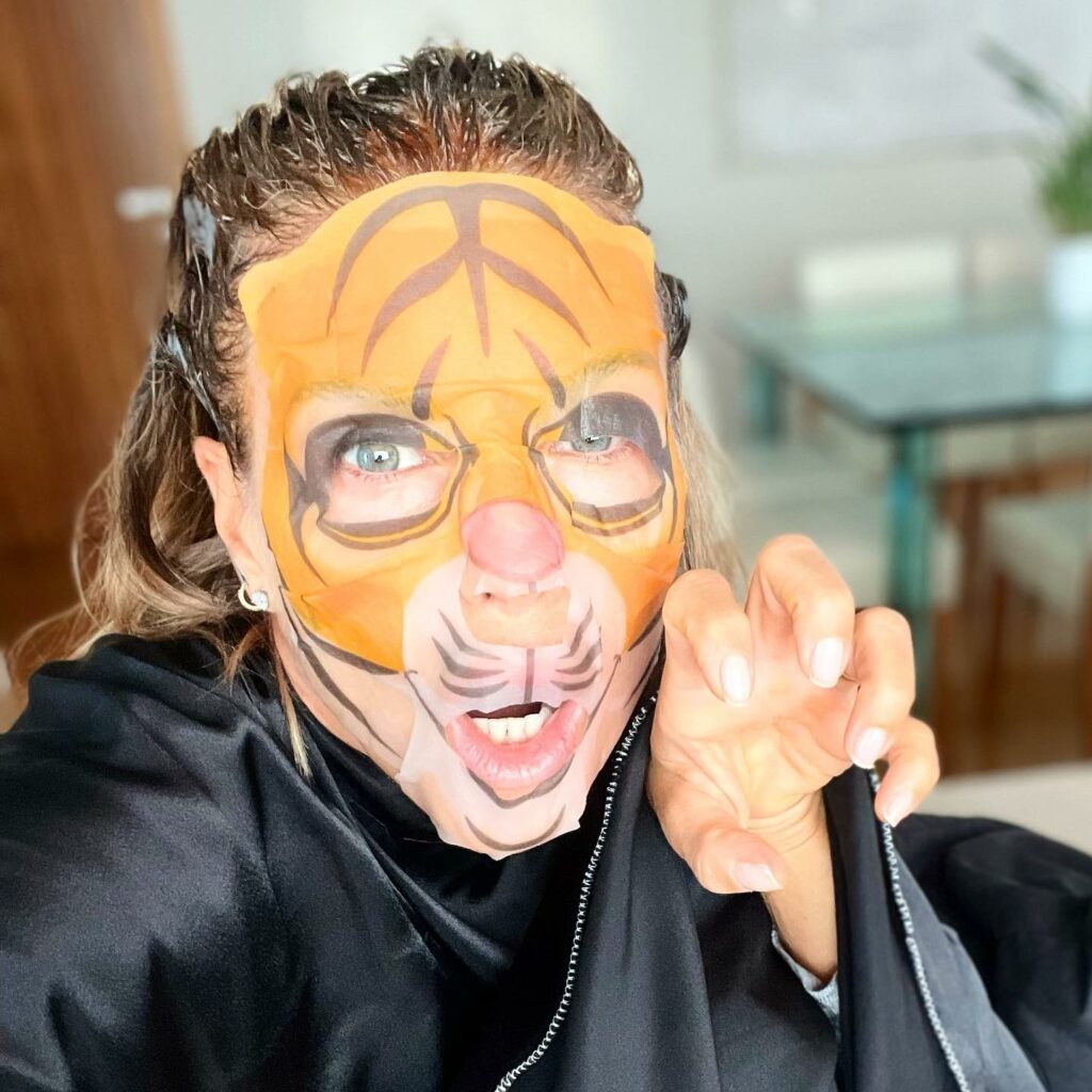 Martina Colombari, Grrrrrrrrrrrr… su Instagram per i suoi fan