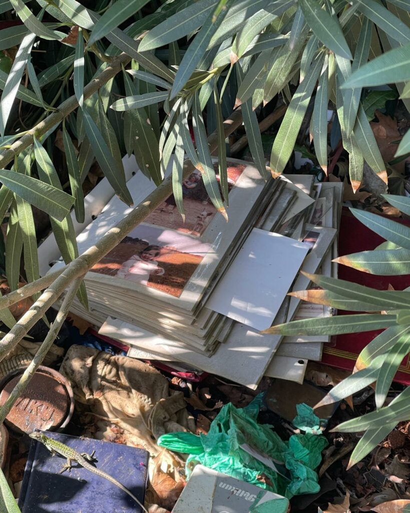 Selvaggia Lucarelli, Mentre camminavo sul Lungotevere ho notato un vecchio album di fotografie in un … su Instagram incanta i suoi fan