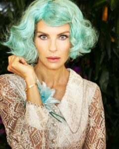 Martina Colombari, anche conosciuta come la regina della bellezza italiana, non ha certo bisogno di...