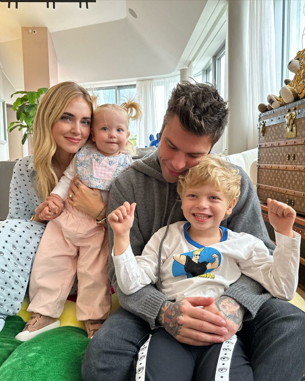 Chi è Fedez? Un cantante, rapper, influencer e marito di una delle donne più amate d'Italia. Un mix...