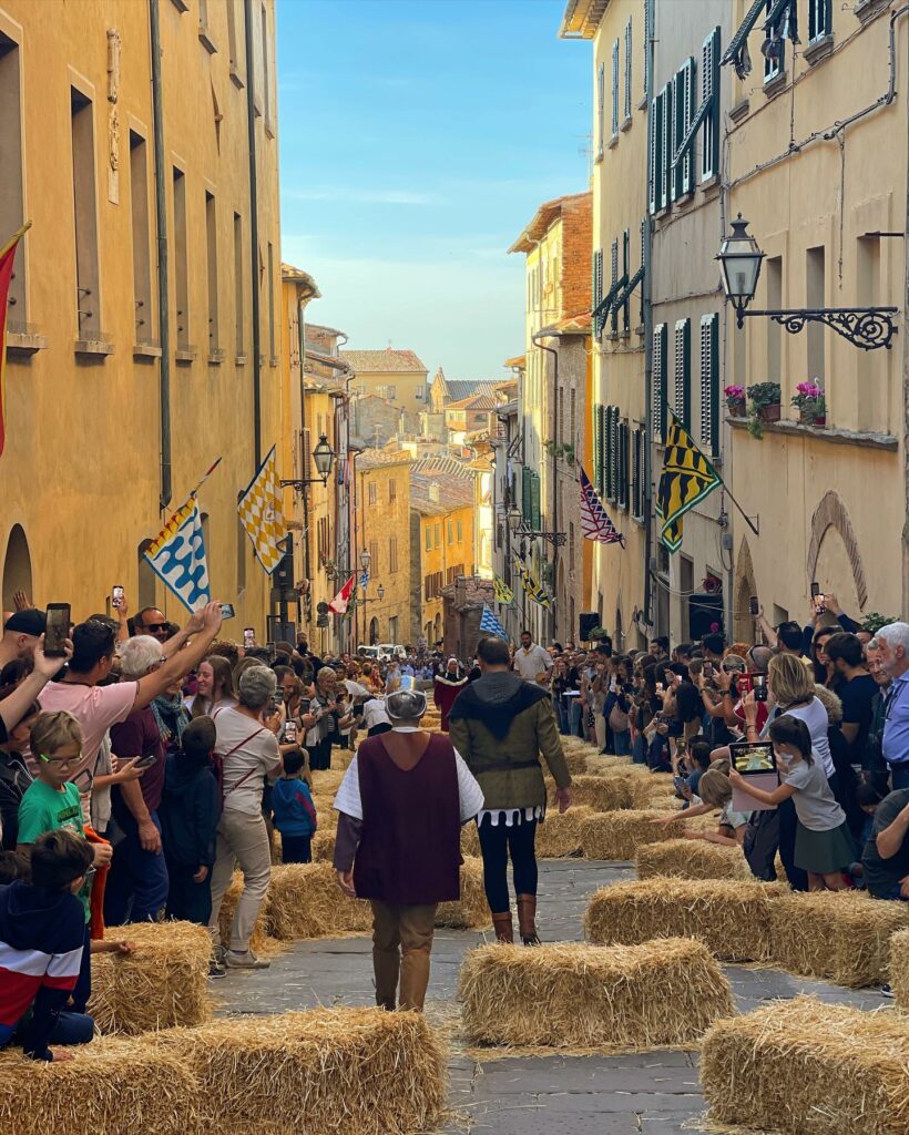 Selvaggia Lucarelli, Poche ore a Volterra per accompagnare  a ritirare il premio Volterra22 per la na… su Instagram incanta i suoi fan