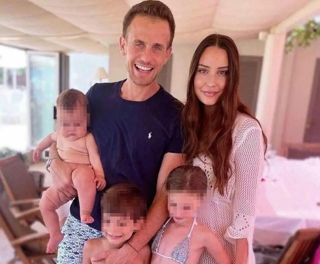 Selvaggia Lucarelli, la regina indiscussa dei gossip e dei pettegolezzi del web, unisce con maestria...