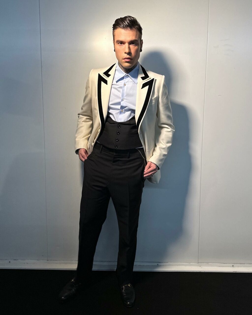 Era una fredda serata d'inverno quando, tra le nebbie cittadine, comparve lui: Fedez, il rapper...