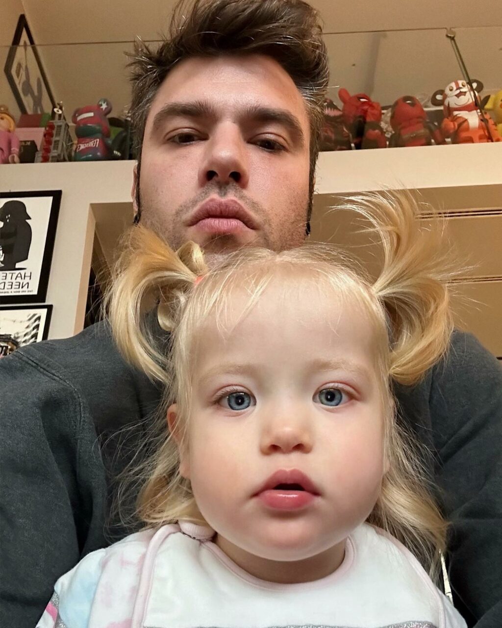 Fedez, Stessi occhi del papà… su Instagram per i suoi fan
