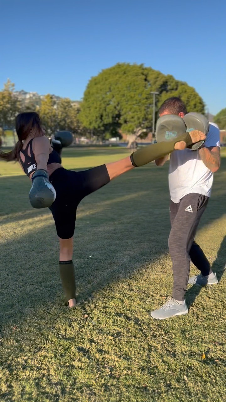 Elisabetta Canalis, una donna che ha conquistato il cuore di molti con il suo fascino mediterraneo...