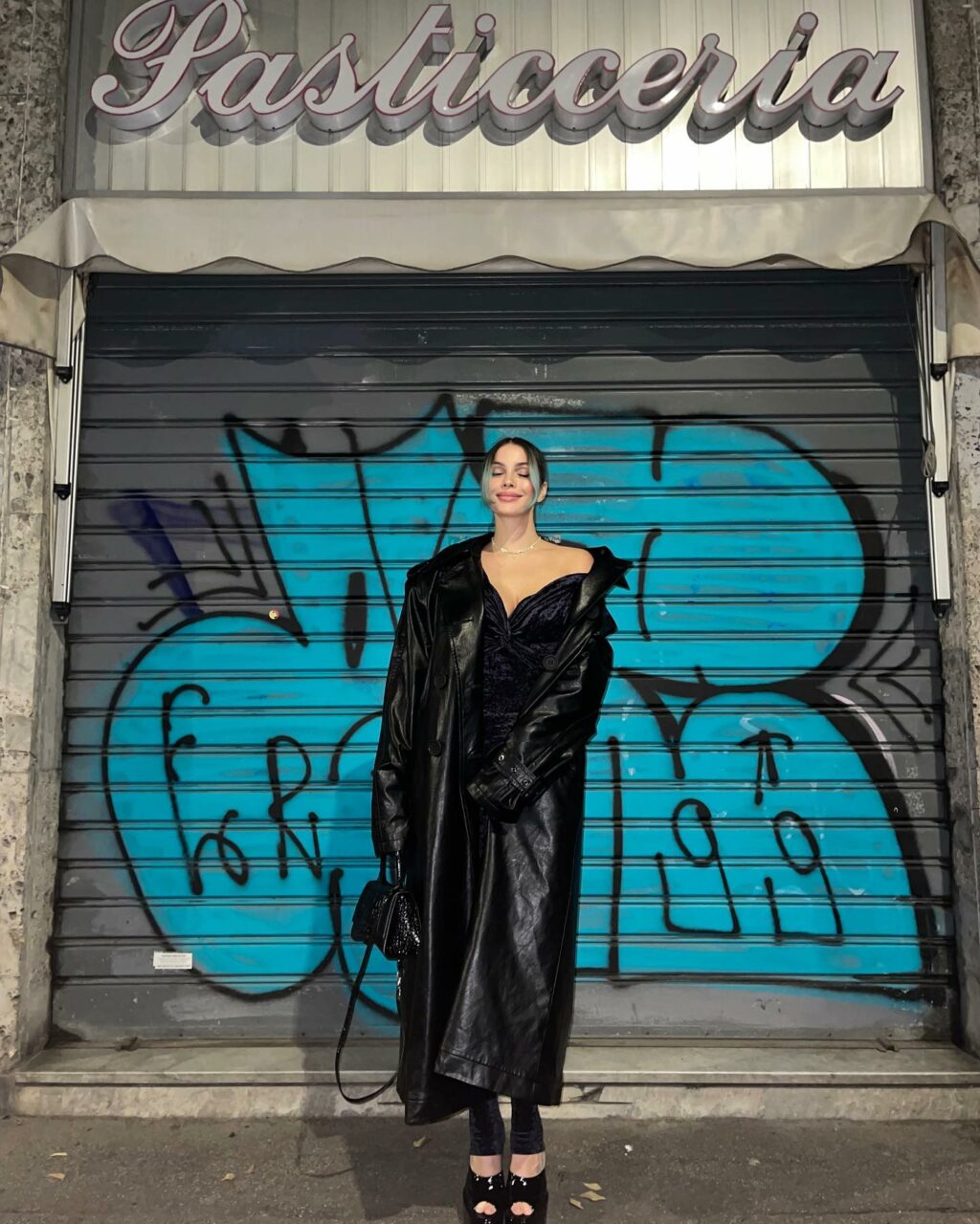 Nella piccola cittadina di Roseville c'è una ragazza che fa parlare di sé. Si chiama Rose Villan, ma...