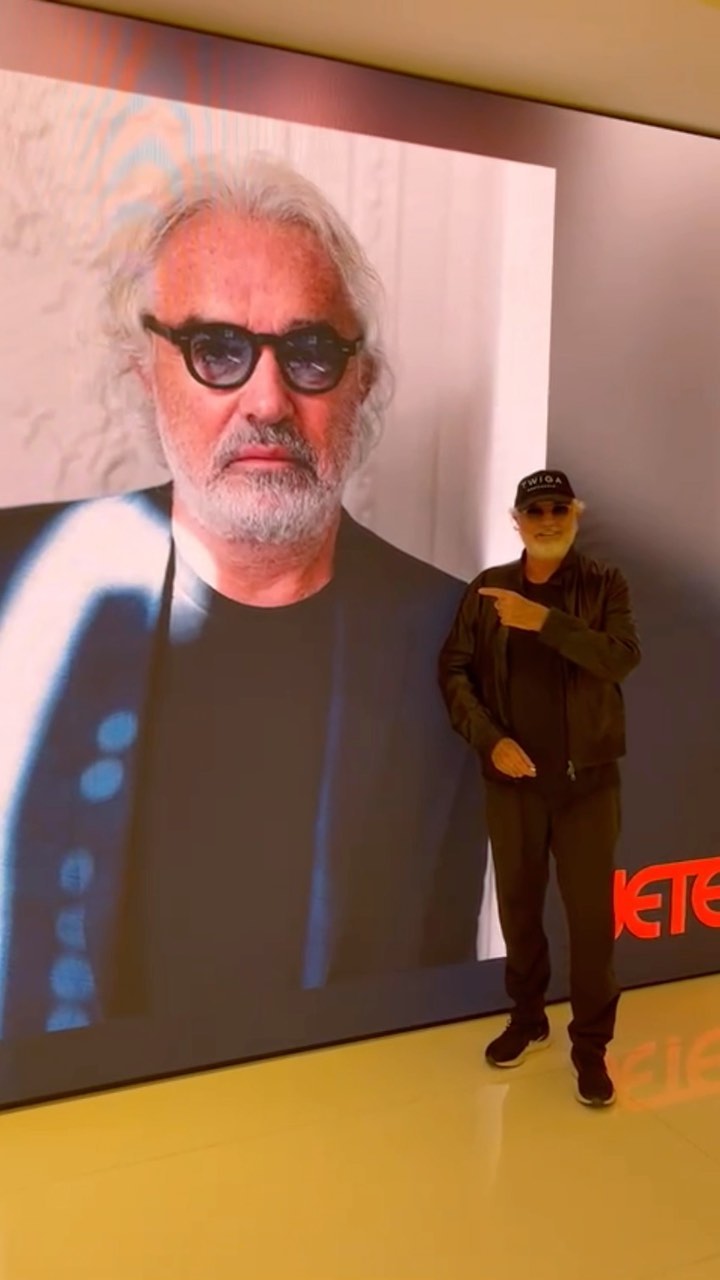 Flavio Briatore Appena arrivato a Dubai
Just landed in Dubai...
